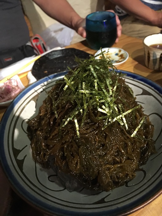 山盛りのもずくそば！めんつゆにつけてすすって食べる！